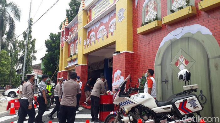 Pos Pengamanan Bernuansa Natal di Bojonegoro