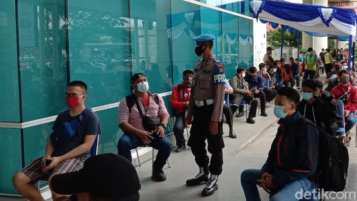 Penumpukan penumpang sempat terjadi di Bandara Soekarno-Hatta (Soetta) terminal 2 pagi ini. Penumpukan itu disebabkan karena antrean rapid test antigen. Begini penampakannya: