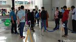 Potret Antrean Penumpang Rapid Test Antigen di Bandara Soetta