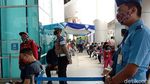Potret Antrean Penumpang Rapid Test Antigen di Bandara Soetta