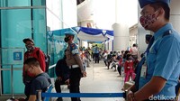 Tampak sejumlah petugas keamanan berjaga dan mengingatkan penumpang untuk saling jaga jarak.