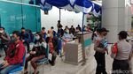 Potret Antrean Penumpang Rapid Test Antigen di Bandara Soetta
