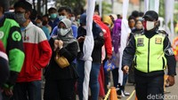 Calon penumpang kereta mengantre untuk menjalani rapid test antigen di Stasiun Pasar Senen, Jakarta, Senin (21/12/2020).
