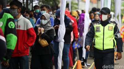 Potret Antrean Rapid Test Antigen di Stasiun Senen