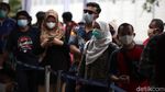 Potret Antrean Rapid Test Antigen di Stasiun Senen
