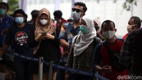 Petugas dari PT KAI mengatur penumpang yang boleh mengikuti rapid test antigen sebanyak 5 orang. Sedangkan penumpang lain harus mengantre menunggu gilirannya tiba.