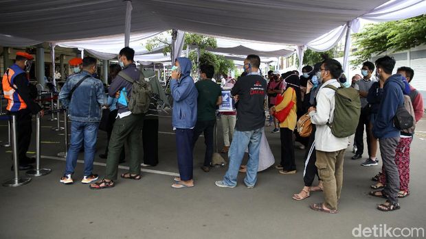 Para penumpang yang akan berangkat besok mendatangi Stasiun Pasar Senen untuk menjalani rapid test antigen. Antrean pun mengular panjang.