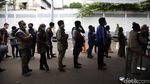 Potret Antrean Rapid Test Antigen di Stasiun Senen