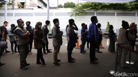 Para penumpang mengantre supaya bisa mendapatkan hasil rapid test antigen untuk ditunjukkan ke petugas keesokan harinya.