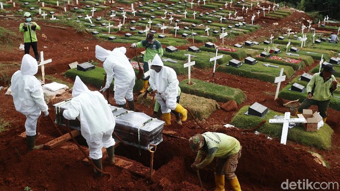 TPU Pondok Ranggon selama ini menyediakan lahan khusus untuk pemakaman jenazah terkait COVID-19. Kini lahan pemakaman di TPU tersebut kian penuh.