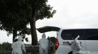 Ambulans mengantarkan jenazah yang akan dimakamkan di TPU Pondok Ranggon. Pemakaman berlangsung dengan protap COVID-19.