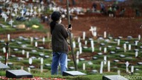 Kini kuota makam di TPU Pondok Ranggon yang dijadikan lokasi pemakaman pasien COVID-19 mulai terbatas.