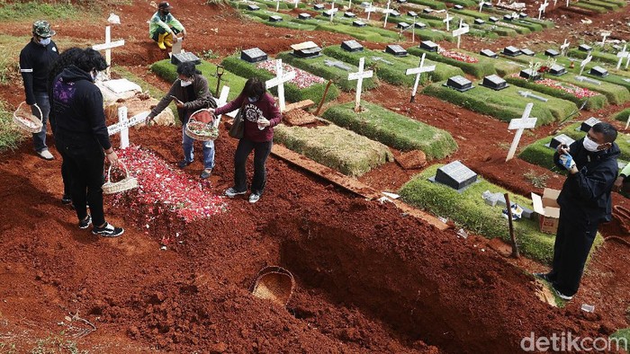 Potret Pemakaman COVID-19 Pondok Ranggon yang Kian Penuh TPU Pondok Ranggon selama ini menyediakan lahan khusus untuk pemakaman jenazah terkait COVID-19. Kini lahan pemakaman di TPU tersebut kian penuh.
