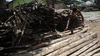 Untuk satu kubik, dijual 2,5-4 juta rupiah tergantung dengan jenis kayu jatinya.  