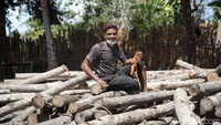 Mohammad Zainal merupakan pemilik usaha kayu jati di Kabupaten Malaka, Timor Tengah Selatan, NTT.   