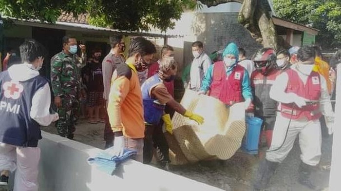 Seorang pria ditemukan tewas di selokan Dusun Kangkungan, Desa Kemantren, Kecamatan Gedeg, Kabupaten Mojokerto. Korban tewas setelah menenggak minuman keras tradisional jenis arak.