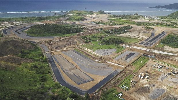 Foto udara bentuk salah satu tikungan lintasan sirkuit saat pengerjaan lapisan atas badan jalan Mandalika MotoGP Street Circuit,  di The Mandalika, Pujut, Praya, Lombok Tengah, NTB, Minggu (20/12/2020).Saat ini konstruksi Jalan Kawasan Khusus (JKK) yang dapat berfungsi sebagai sirkuit jalanan MotoGP sepanjang 4,3 kilometer dengan 17 tikungantersebut ditargetkan rampung pada Juni 2021 dengan progres ground work atau pekerjaan tanah telah mencapai 94.3 persen dan pengerjaan untuk Jalan Spesifikasi Khusus telah mencapai 33.78 persen.ANTARA FOTO/Ahmad Subaidi/hp.