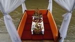 Sensasi Makan ala Sultan di Tengah Aliran Sungai Wos Bali