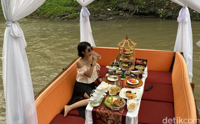 Rafting Brunch di Tengah Sungai Sungai Wos Bali