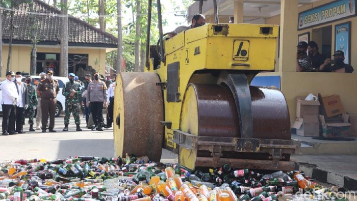 Ribuan botol miras untuk malam pergantian di Garut dimusnahkan