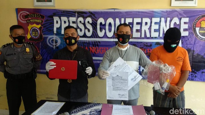 Rilis kasus pemalsuan surat izin kegiatan balap sepeda BMX di Mapolsek Mlati, Sleman, Senin (21/12/2020).