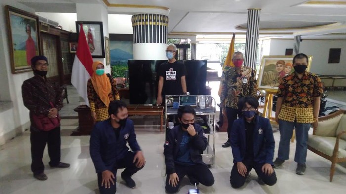 Robot RAMA versi pertama diintroduksi ke Gubernur Jateng Ganjar Pranowo.