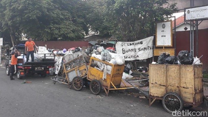 Sampah menumpuk di salah satu TPS di Kota Yogyakarta buntut TPST Piyungan ditutup, Senin (21/12/2020).