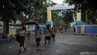 Selama pandemi, pihak sekolah meliburkan siswa/i mereka untuk mencegah penularan virus COVID-19.  
