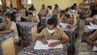 Namun pihak sekolah tetap mengikuti aturan jaga jarak.  