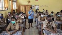 Namun, saat ujian seperti ini sekolah tetap mewajibkan siswa/i nya untuk masuk sekolah.  
