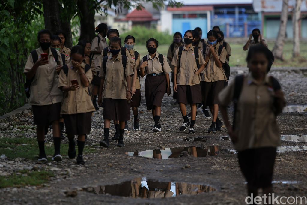 Siswa/i SMA Negeri Harakake berjalan menuju sekolah mereka yang berlokasi di Kabupaten Malaka, Timor Tengah Selatan, NTT.