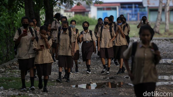 Semangat Anak Sekolah di Perbatasan RI-Timor Leste Siswa/i SMA Negeri Harakake berjalan menuju sekolah mereka yang berlokasi di Kabupaten Malaka, Timor Tengah Selatan, NTT.