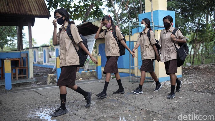 Siswa/i SMA Negeri Harakake berjalan menuju sekolah mereka yang berlokasi di Kabupaten Malaka, Timor Tengah Selatan, NTT.
