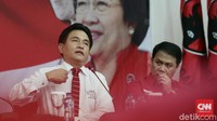 Menjelang Pemilu, saya merasa saya yang mulai dizalimi dan dicaci maki, bahkan ada yang mengatakan saya sudah murtad dan kafir. Mereka teriak-teriak melalui medsos dll. Foto Yusril Ihza Mahendra Pada Gelaran Pelatihan Pemenangan Pilkada PDI Perjuangan. CNN Indonesia/Andry Novelino