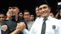 Semua gara-gara saya tidak mau mendukung Prabowo Subijanto. Neno Warisman bahkan mengatakan mungkin orang tidak akan menyembah Allah lagi kalau Prabowo kalah dalam Pilpres, sebut Yusril. Foto bersama Ahmad Dhani saaat acara pilgub DKI 2017. ANTARA FOTO/Teresia May