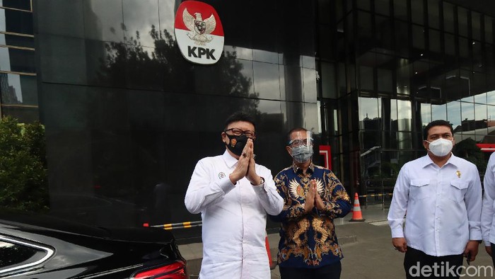 Sinergi 3 Kementrian Tangani Laporan Korupsi Sekjen KPK Cahya Harefa mengantarkan Menteri Pendayagunaan Aparatur Negara dan Reformasi Birokrasi (PAN-RB), Tjahjo Kumolo, menuju kendaraan dinas menteri di gedung KPK, Jakarta, Senin (21/12/2020).