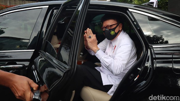 Sekjen KPK Cahya Harefa mengantarkan Menteri Pendayagunaan Aparatur Negara dan Reformasi Birokrasi (PAN-RB), Tjahjo Kumolo, menuju kendaraan dinas menteri di gedung KPK, Jakarta, Senin (21/12/2020).