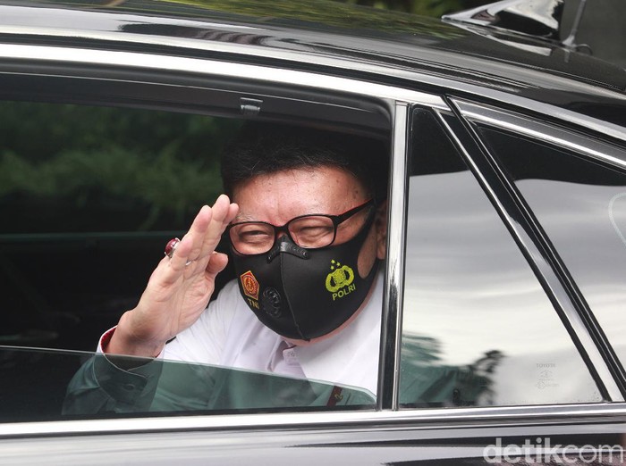 Sekjen KPK Cahya Harefa mengantarkan Menteri Pendayagunaan Aparatur Negara dan Reformasi Birokrasi (PAN-RB), Tjahjo Kumolo, menuju kendaraan dinas menteri di gedung KPK, Jakarta, Senin (21/12/2020).
