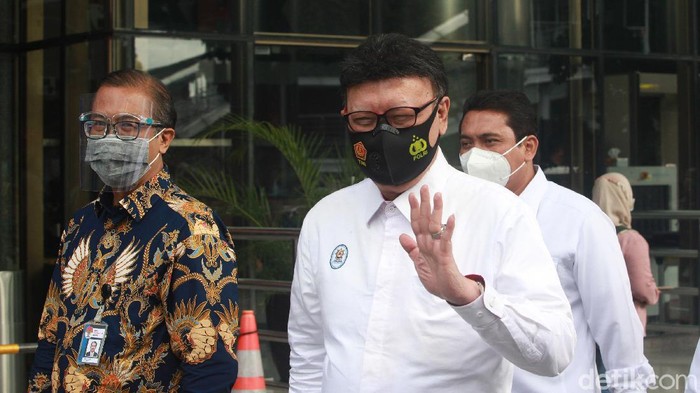 Sekjen KPK Cahya Harefa mengantarkan Menteri Pendayagunaan Aparatur Negara dan Reformasi Birokrasi (PAN-RB), Tjahjo Kumolo, menuju kendaraan dinas menteri di gedung KPK, Jakarta, Senin (21/12/2020).