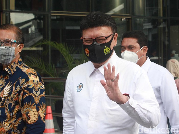 Sekjen KPK Cahya Harefa mengantarkan Menteri Pendayagunaan Aparatur Negara dan Reformasi Birokrasi (PAN-RB), Tjahjo Kumolo, menuju kendaraan dinas menteri di gedung KPK, Jakarta, Senin (21/12/2020).