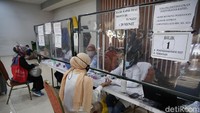 Para penumpang diwajibkan mengikuti rapid test sebelum menaiki kereta api.