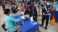 Petugas akan memeriksa tiket dan surat keterangan hasil rapid test.