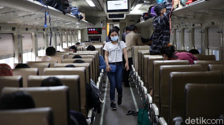 Stasiun Senen Ramai Jelang Libur Nataru Penumpang menaiki kereta api Jayakarta jurusan Surabaya Gubeng di Stasiun Pasar Senen, Jakarta, Senin (21/12/2020). Arus mudik Natal dan Tahun Baru melalui Stasiun Pasar Senen ke sejumlah daerah di Jawa mulai mengalami peningkatan.