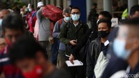 Antrean panjang terihat di pintu masuk Stasiun Pasar Senen.