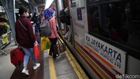Penumpang menaiki kereta api Jayakarta jurusan Surabaya Gubeng.