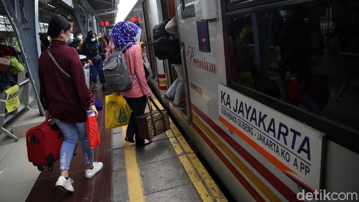 Penumpang menaiki kereta api Jayakarta jurusan Surabaya Gubeng di Stasiun Pasar Senen, Jakarta, Senin (21/12/2020). Arus mudik Natal dan Tahun Baru melalui Stasiun Pasar Senen ke sejumlah daerah di Jawa mulai mengalami peningkatan.