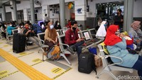 Stasiun Pasar Senen tampak ramai oleh para penumpang. Kebanyakan dari mereka saat ini sedang duduk di kursi tunggu.