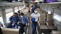 Para penumpang tampak tertib mematuhi protokol kesehatan di dalam kereta.