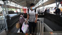 Mayoritas dari mereka menggunakan masker, bahkan ada beberapa penumpang yang juga memakai face shield.