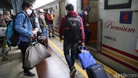 Libur Nataru ini dimanfaatkan sebagian masyarakat untuk berlibur maupun pulang ke kampung halaman. Sejumlah stasiun dan terminal pun ramai penumpang.